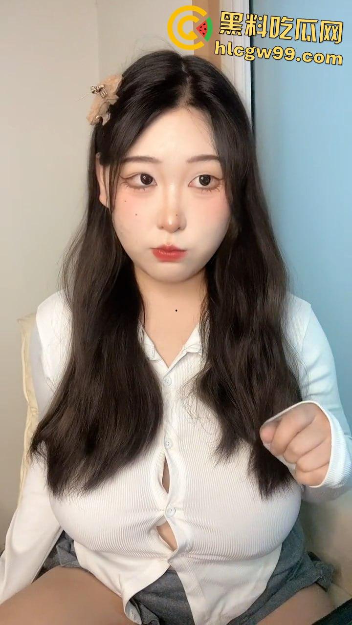 抖音3W粉擦边主播【丫丫有肉】宽衣解扣揉搓极品吊钟乳大奶, 疯狂晃动诱惑感拉满-6