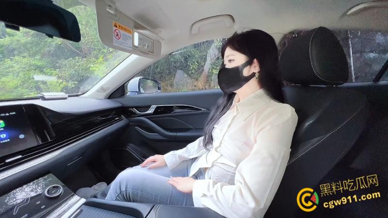 带同事老婆户外车震，高颜值气质御姐，翘臀红丝低头口交，打开车门后入猛操，无套内射白虎粉穴 ！