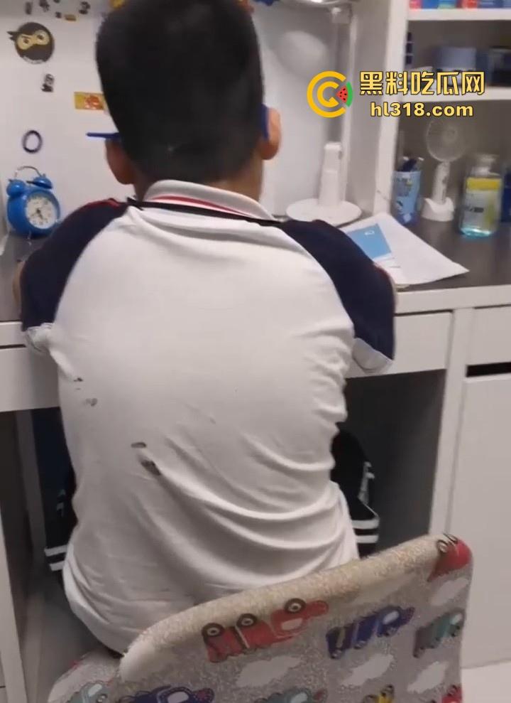 常年真空穿丝袜出门的反差丰满骚妈，趁儿子写作业在背后偷偷自慰，淫话连篇超级劲爆刺激！