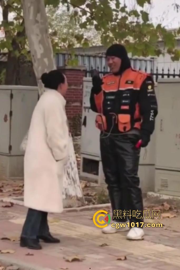 老八婆偷外卖被抓现行，语出惊人耍赖对着镜头吼“外卖小哥看上我了，相中我B贵不贵”，外卖小哥带着面罩都觉得羞耻！