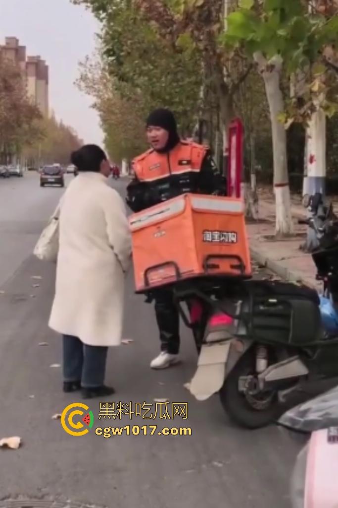 老八婆偷外卖被抓现行,语出惊人耍赖对着镜头吼“外卖小哥看上我了,相中我B贵不贵”,外卖小哥带着面罩都觉得羞耻!-2