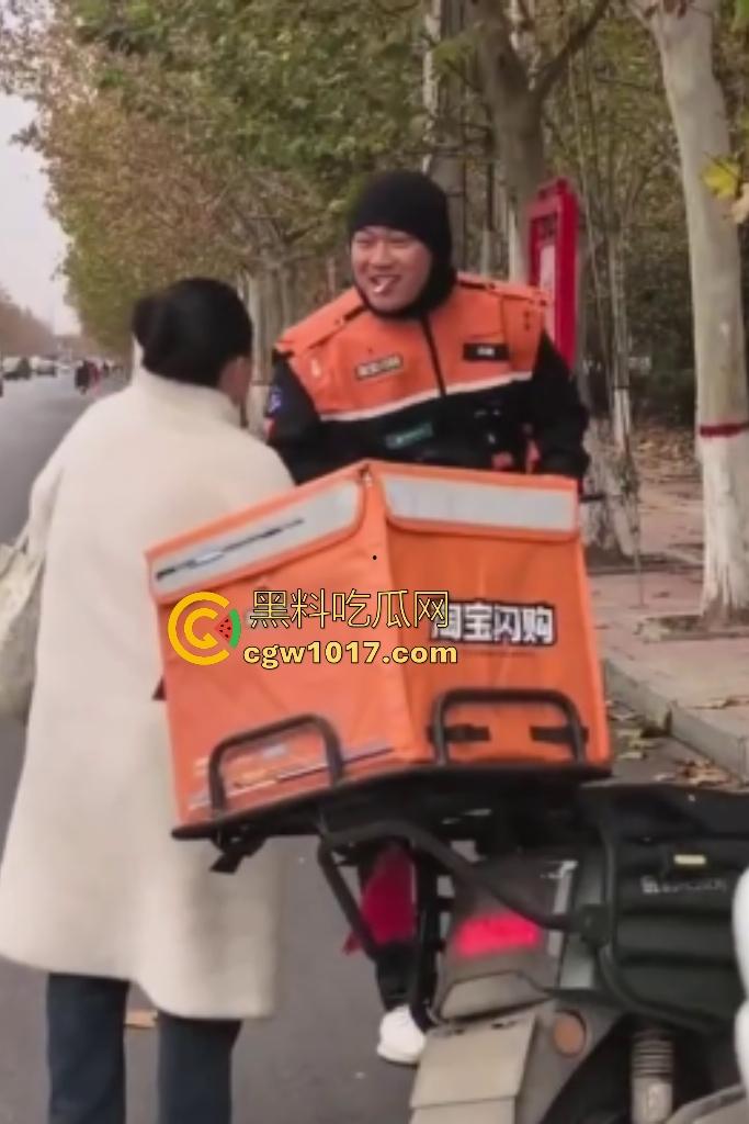 老八婆偷外卖被抓现行,语出惊人耍赖对着镜头吼“外卖小哥看上我了,相中我B贵不贵”,外卖小哥带着面罩都觉得羞耻!-3
