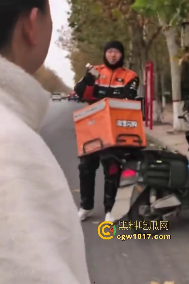 老八婆偷外卖被抓现行,语出惊人耍赖对着镜头吼“外卖小哥看上我了,相中我B贵不贵”,外卖小哥带着面罩都觉得羞耻!-5