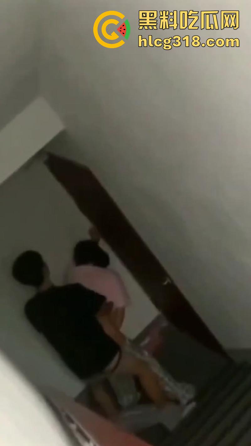 图书馆偷情兄弟女友,兄弟还在楼下看书,俩人偷偷到员工走廊,传出阵阵淫叫声,玩的太大胆了!-5