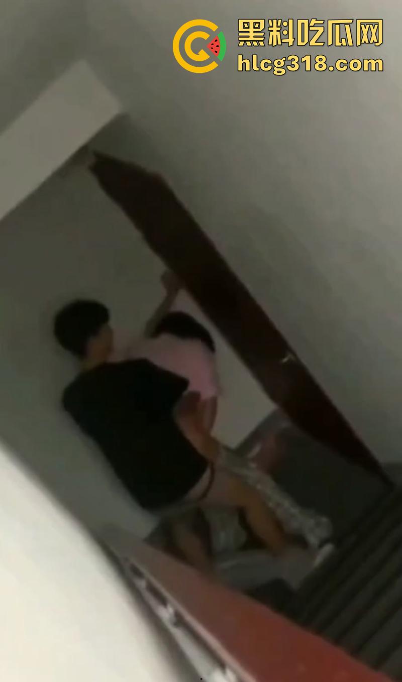 图书馆偷情兄弟女友,兄弟还在楼下看书,俩人偷偷到员工走廊,传出阵阵淫叫声,玩的太大胆了!-6