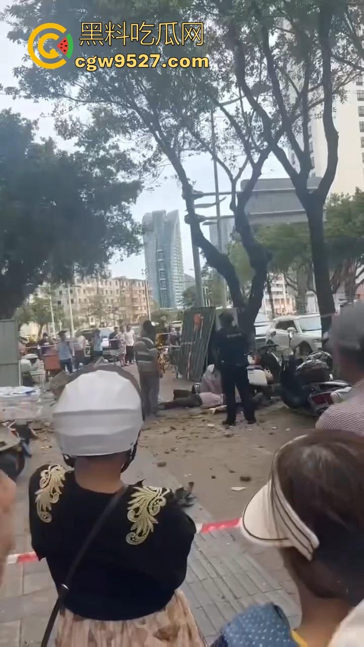 三亚天涯区解放一路，酒店装修高空坠物砸中3名路人，1人经抢救无效当场死亡，遇见高空作业请不要逗留！-4