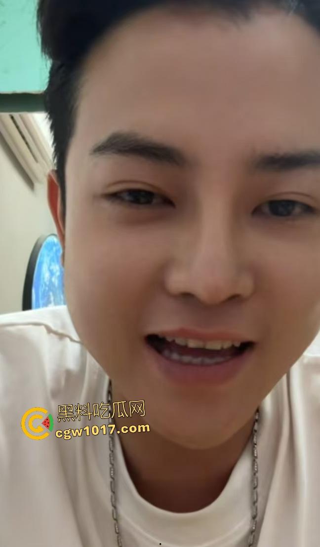 抖音【老运汉堡王】老板夫妇床战炸裂曝光,趁店没顾客直接开操,骑乘奶子下垂如50岁大妈,有骚劲还有股牛肉味!-2