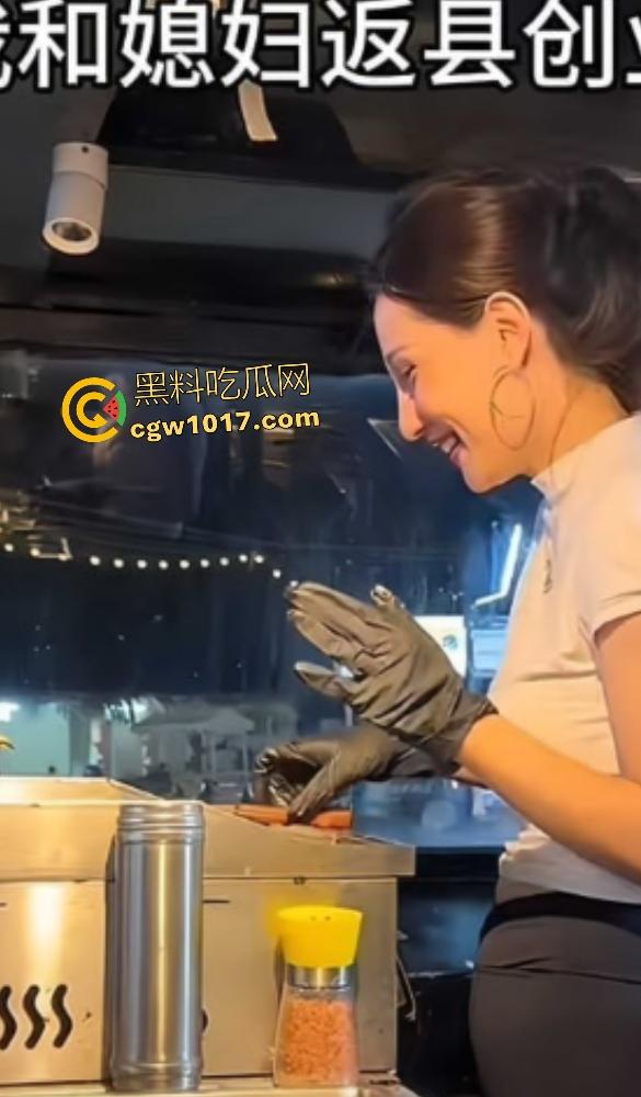 抖音【老运汉堡王】老板夫妇床战炸裂曝光,趁店没顾客直接开操,骑乘奶子下垂如50岁大妈,有骚劲还有股牛肉味!-3