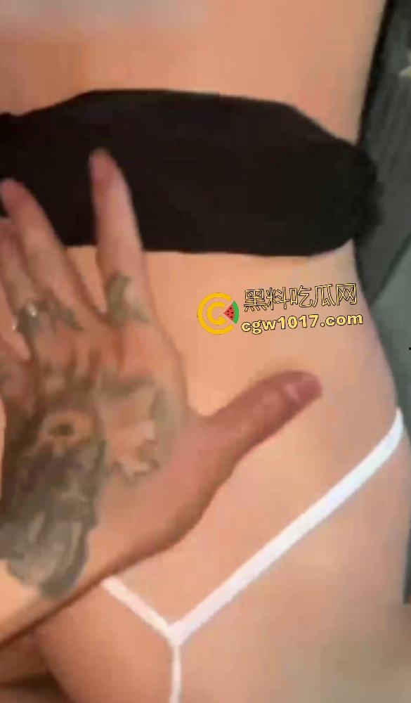 抖音【老运汉堡王】老板夫妇床战炸裂曝光,趁店没顾客直接开操,骑乘奶子下垂如50岁大妈,有骚劲还有股牛肉味!-4