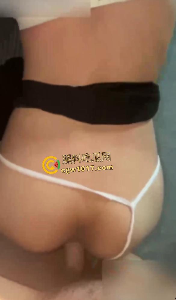 抖音【老运汉堡王】老板夫妇床战炸裂曝光,趁店没顾客直接开操,骑乘奶子下垂如50岁大妈,有骚劲还有股牛肉味!-5