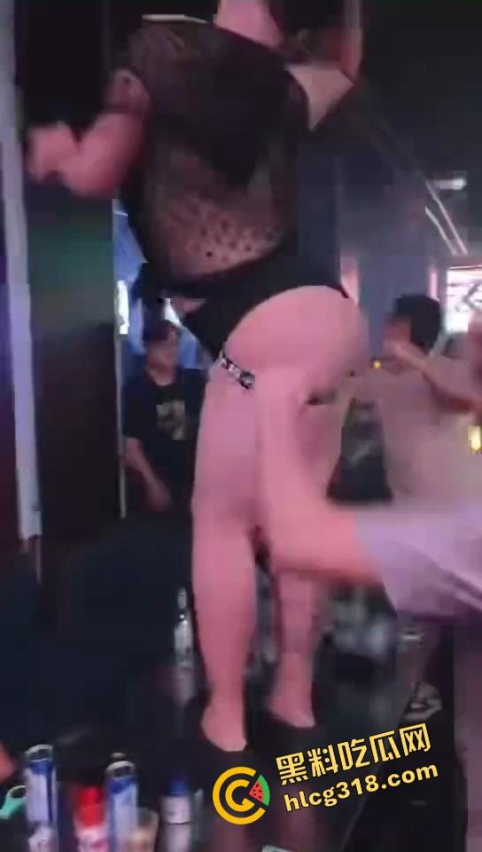 成都夜场男模骚气透视装勒出屁股缝桌上热舞,富婆少妇全程口水直流,这还真是天府之国该有的排面!-7