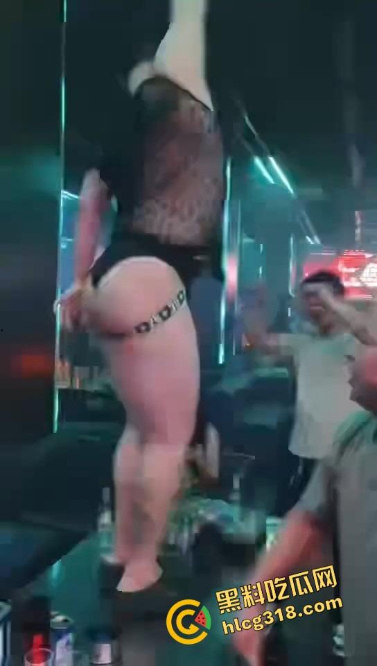 成都夜场男模骚气透视装勒出屁股缝桌上热舞,富婆少妇全程口水直流,这还真是天府之国该有的排面!-9