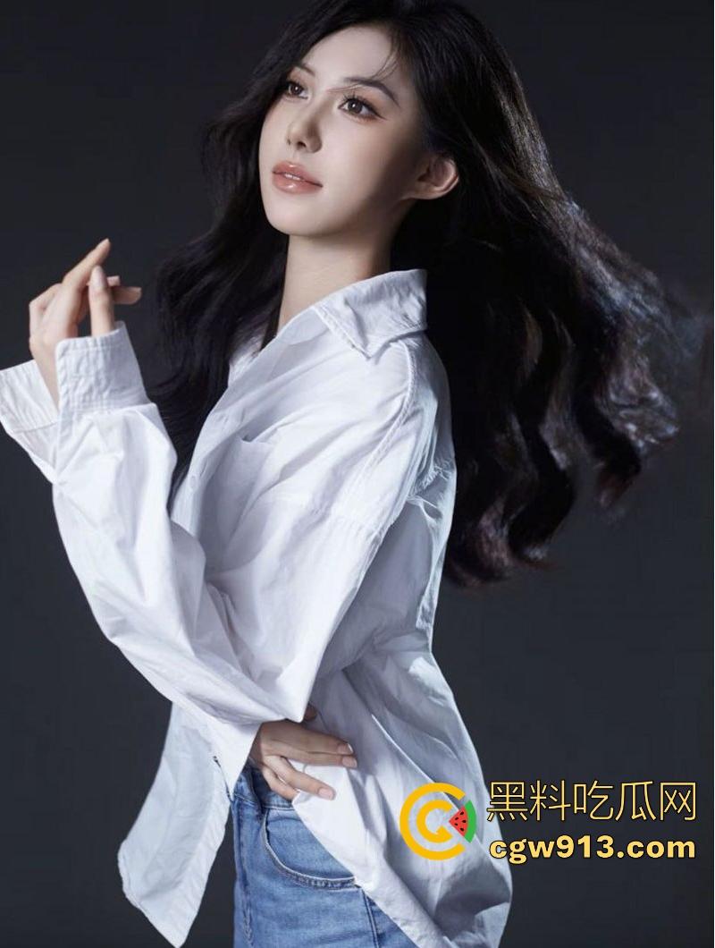 湖南大学【赵雅梓】纤细腰肢，妖娆身材在床上扭动，眼神迷离勾魂，翘臀高撅迎合后入猛插！