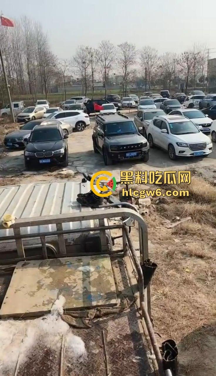 钓场内卷新高度 寒冬钓鱼佬穿羽绒服忍冻守鱼 光腿妹子在池边短裙跳舞性感加持，鱼没上钩人先成翘嘴！