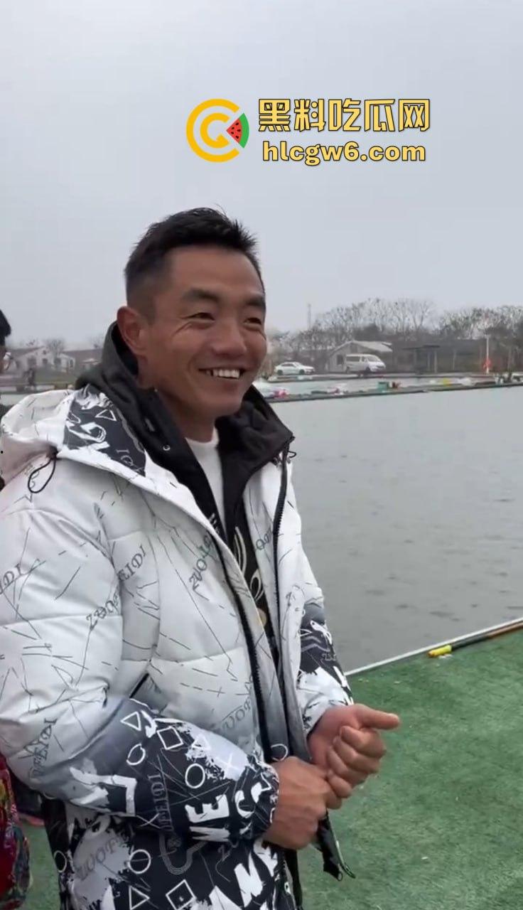 钓场内卷新高度 寒冬钓鱼佬穿羽绒服忍冻守鱼 光腿妹子在池边短裙跳舞性感加持,鱼没上钩人先成翘嘴!-2