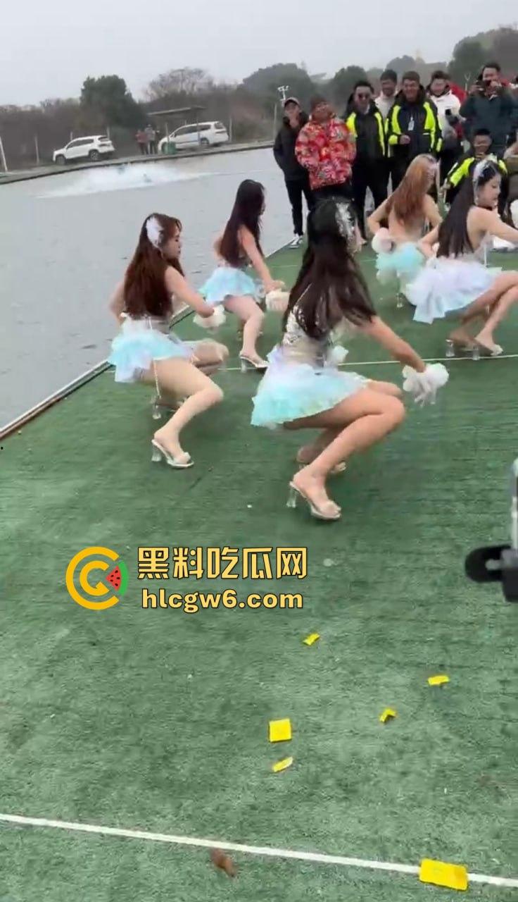 钓场内卷新高度 寒冬钓鱼佬穿羽绒服忍冻守鱼 光腿妹子在池边短裙跳舞性感加持,鱼没上钩人先成翘嘴!-3