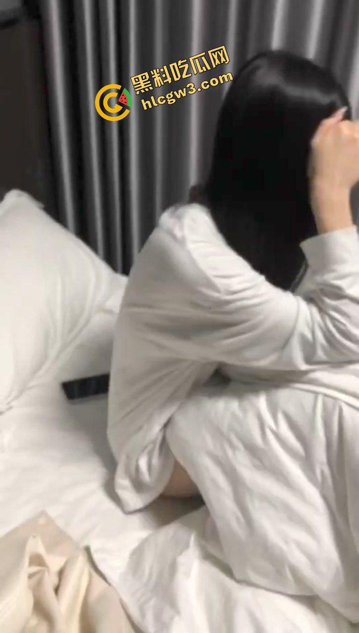 武汉华夏理工学院贱逼渣女『邓芊』出轨单男被发现 酒店爆插骚臀视频遭流出!原创曝光!-6