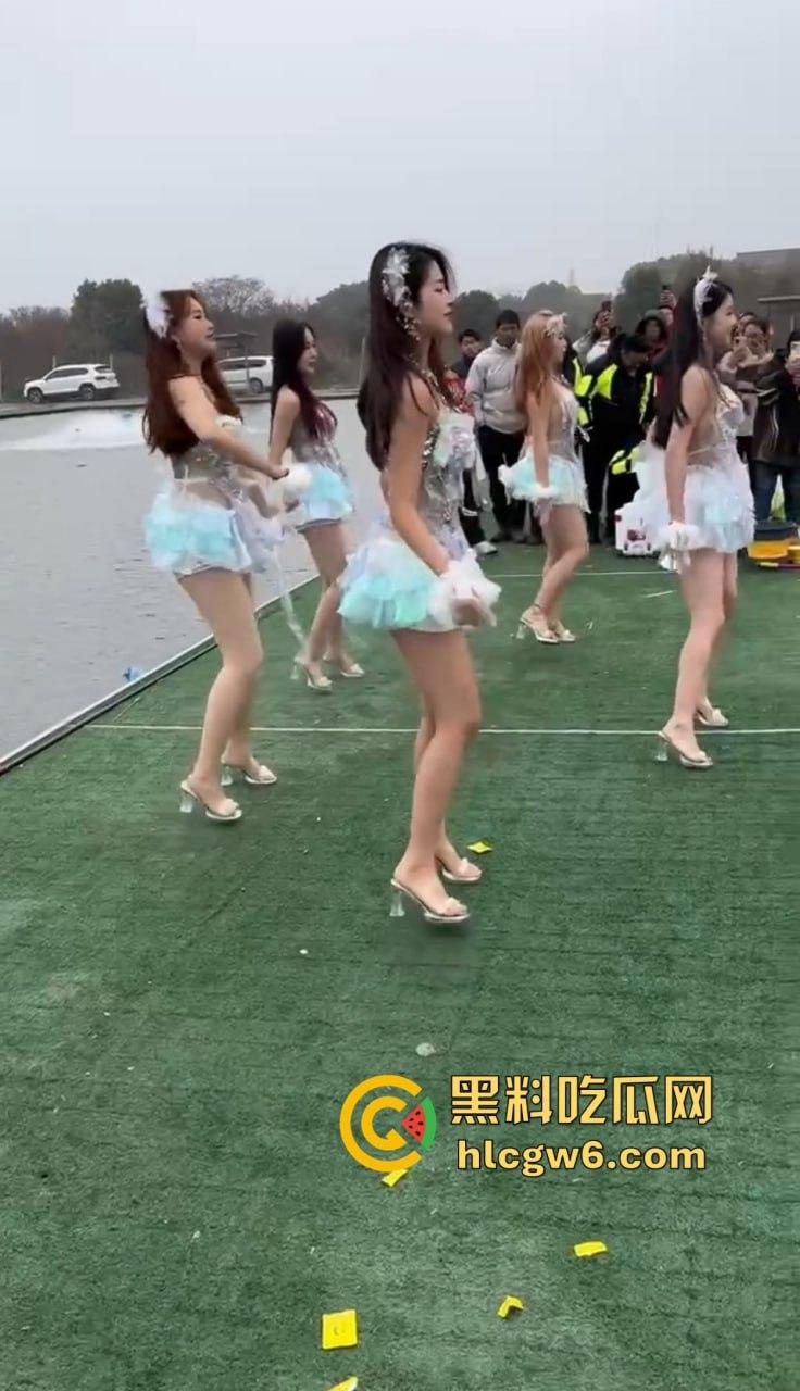 钓场内卷新高度 寒冬钓鱼佬穿羽绒服忍冻守鱼 光腿妹子在池边短裙跳舞性感加持,鱼没上钩人先成翘嘴!-7