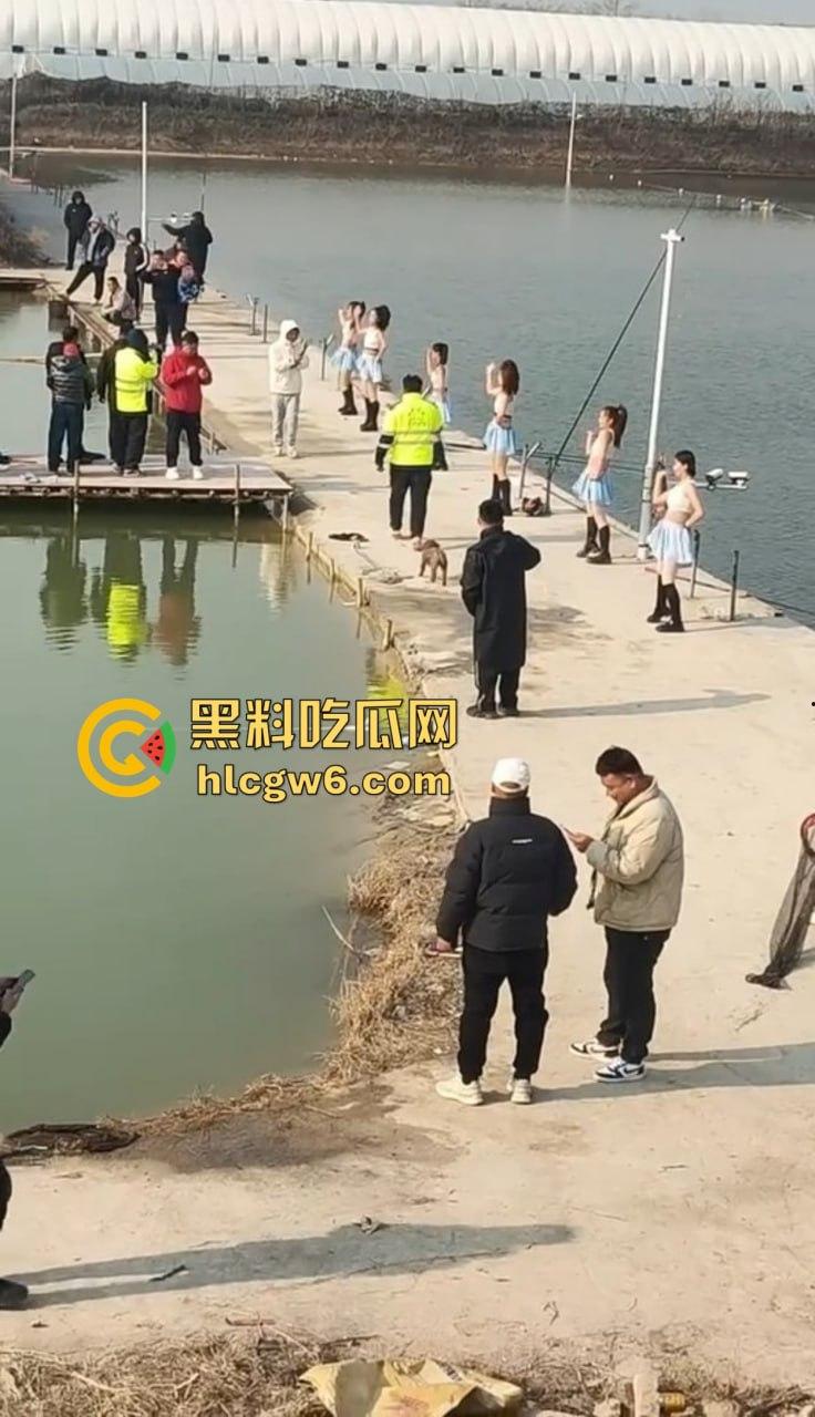钓场内卷新高度 寒冬钓鱼佬穿羽绒服忍冻守鱼 光腿妹子在池边短裙跳舞性感加持,鱼没上钩人先成翘嘴!-11