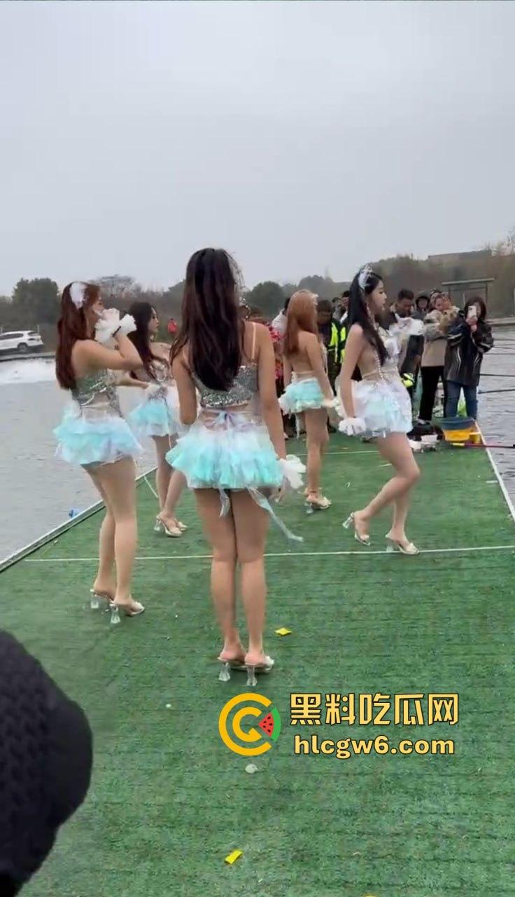 钓场内卷新高度 寒冬钓鱼佬穿羽绒服忍冻守鱼 光腿妹子在池边短裙跳舞性感加持,鱼没上钩人先成翘嘴!-12