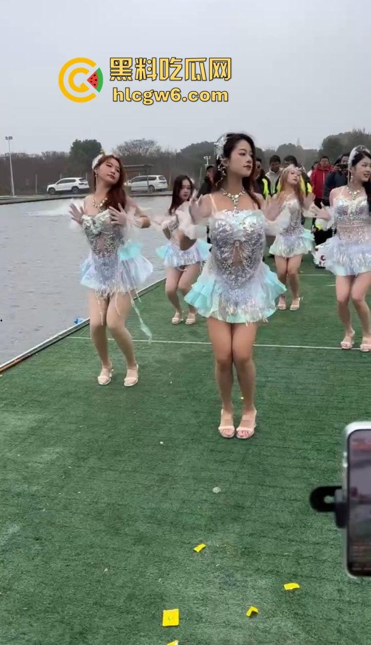 钓场内卷新高度 寒冬钓鱼佬穿羽绒服忍冻守鱼 光腿妹子在池边短裙跳舞性感加持,鱼没上钩人先成翘嘴!-13