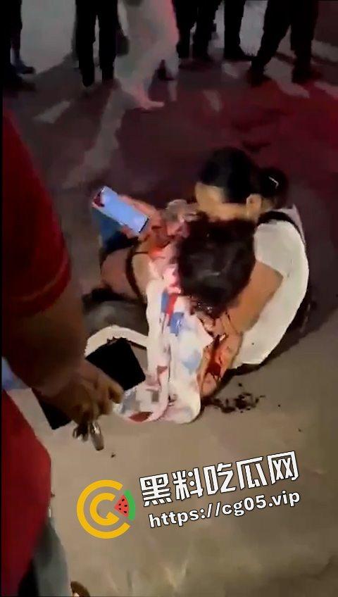 12.19日三亚南滨中学门口精神小伙为爱砍人!现场画面曝光 遍地鲜血 三名女子被砍伤 一人正在抢救中-2