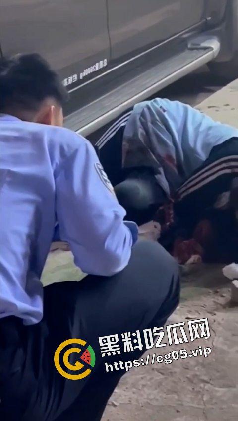 12.19日三亚南滨中学门口精神小伙为爱砍人!现场画面曝光 遍地鲜血 三名女子被砍伤 一人正在抢救中-3
