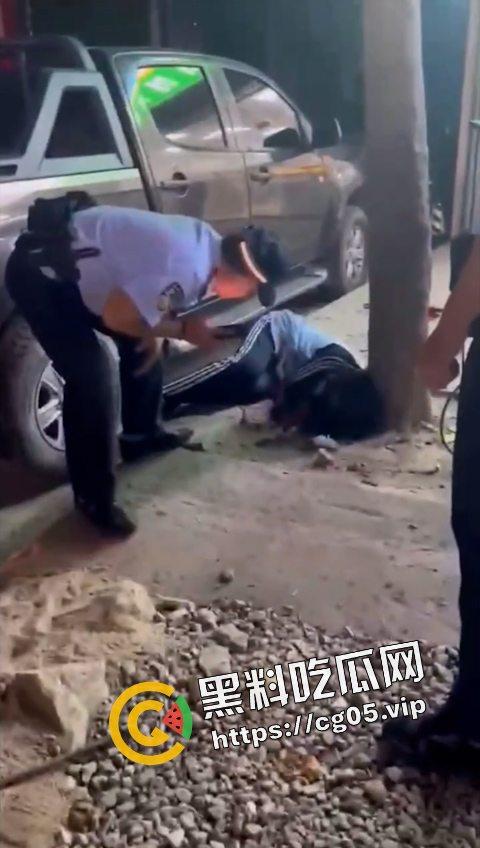 12.19日三亚南滨中学门口精神小伙为爱砍人!现场画面曝光 遍地鲜血 三名女子被砍伤 一人正在抢救中-5