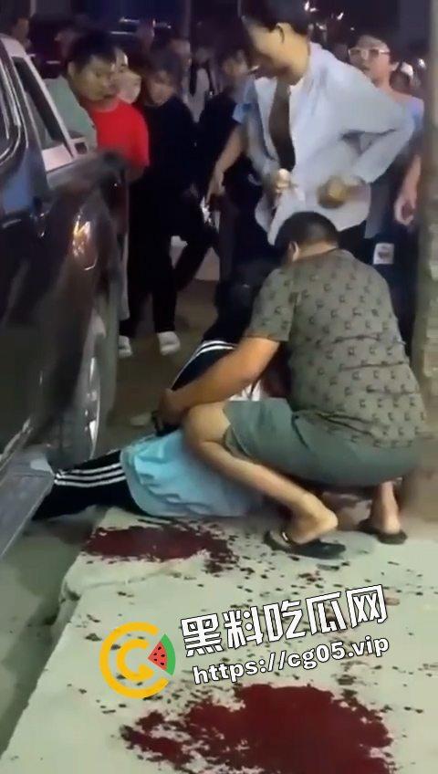 12.19日三亚南滨中学门口精神小伙为爱砍人!现场画面曝光 遍地鲜血 三名女子被砍伤 一人正在抢救中-6