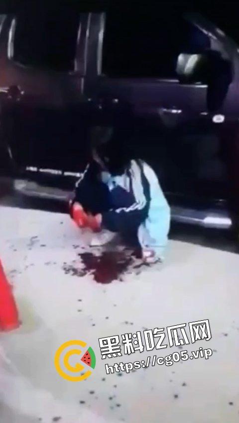 12.19日三亚南滨中学门口精神小伙为爱砍人!现场画面曝光 遍地鲜血 三名女子被砍伤 一人正在抢救中-7