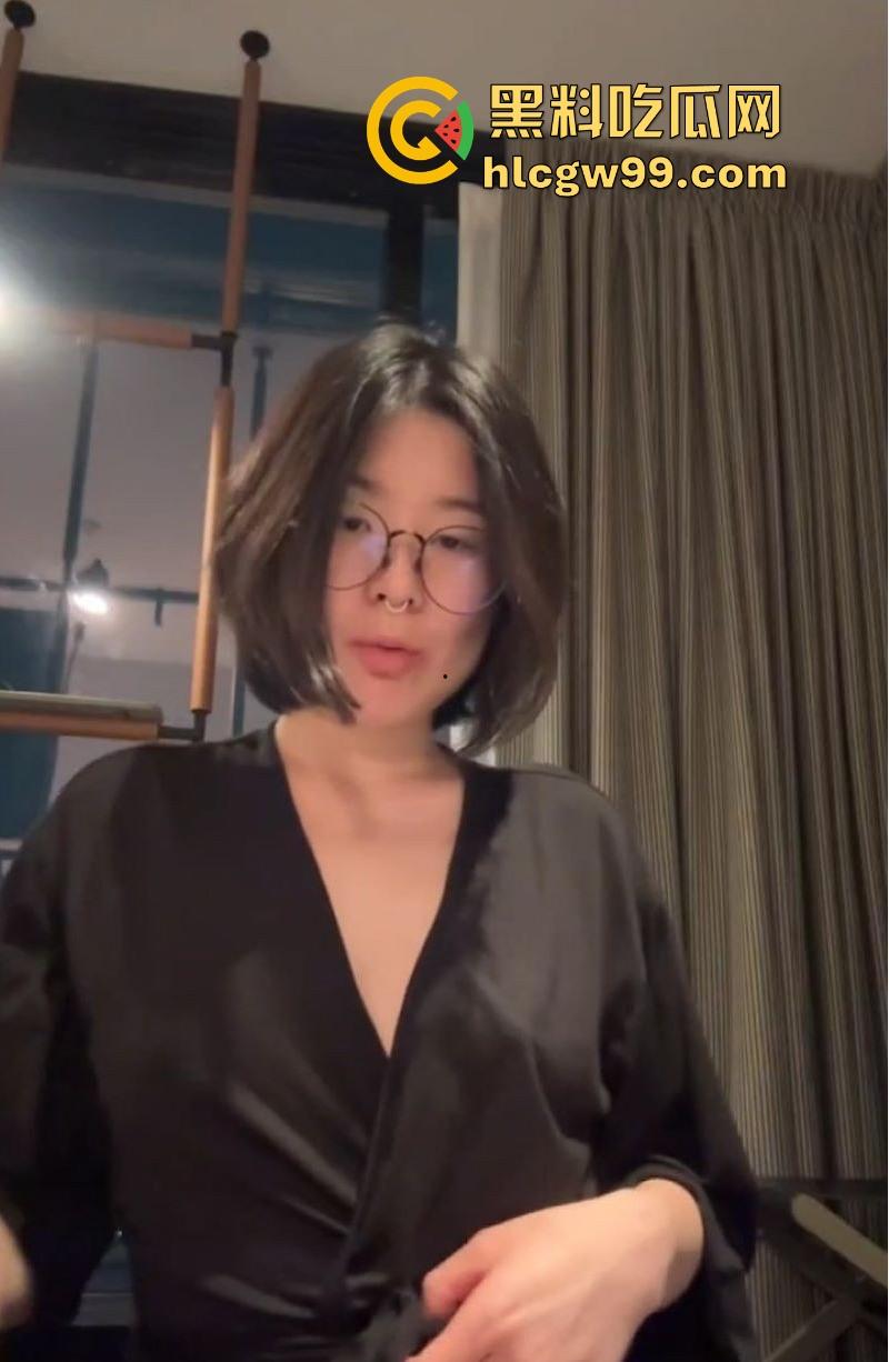 极品蜜桃臀反差婊【林静怡】金主私拍视频泄露，镜头前全裸搔首弄姿，掰开蜜穴近距离展示！