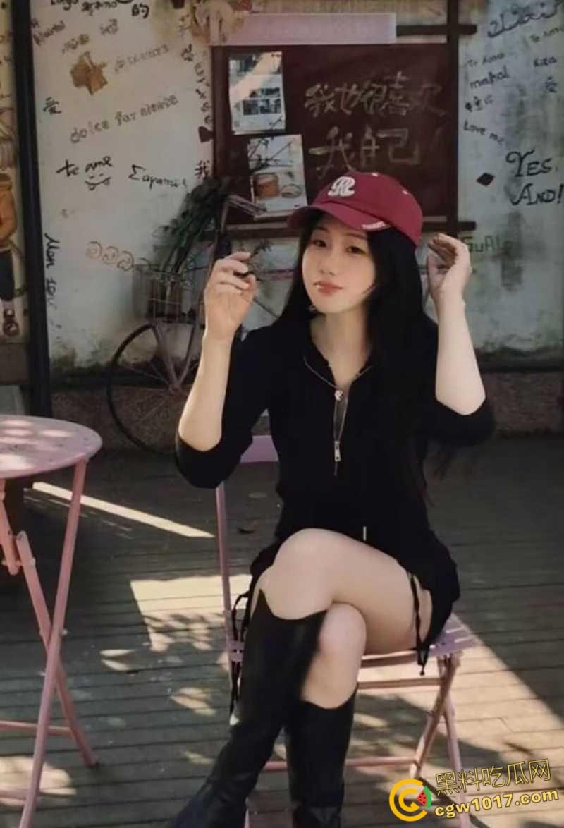 上海大奶甜妹【马雪莹】清纯少女初尝禁果，拍露脸裸片撩拨求操，玩骑乘后入被指奸撩阴，挨操还会吸吮手指！