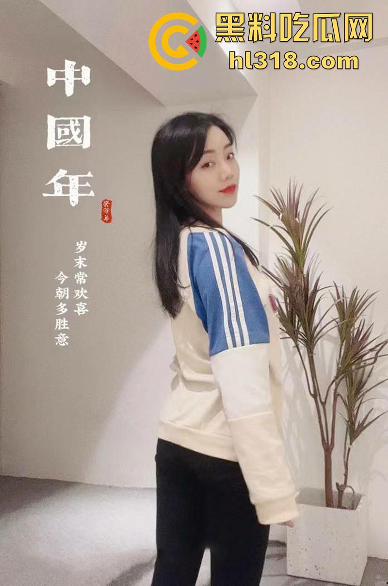 河南师范大学【梁雅倩】，极品身材翘臀眼镜妹，细腰长腿小穴粉嫩，背着男友和土豪裸聊，被男友发现后曝光！