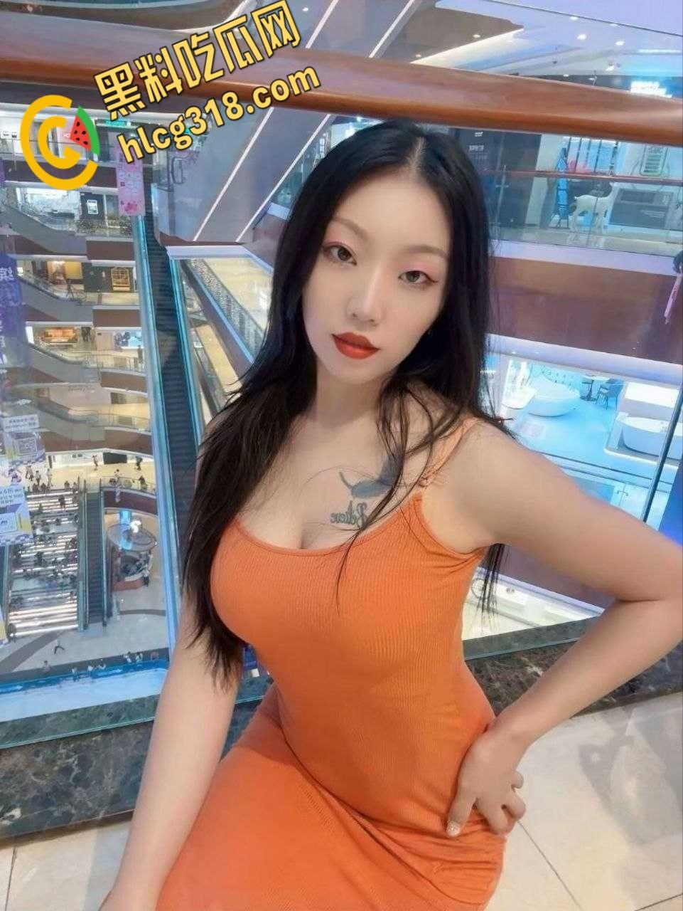 推特网红少妇【暮色】，极品后妈裙福利挑选粉丝，地下车库露出全套服务粉丝！