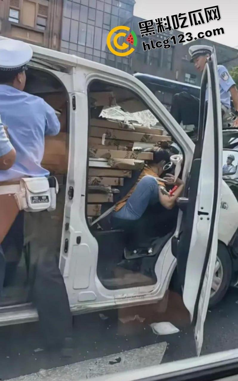 太惨了!面包车“人货混装”追尾,副驾驶女人没了!-5