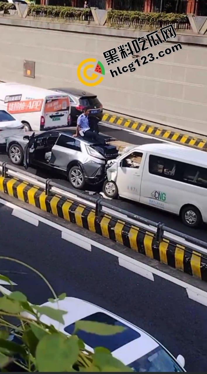 太惨了!面包车“人货混装”追尾,副驾驶女人没了!-6