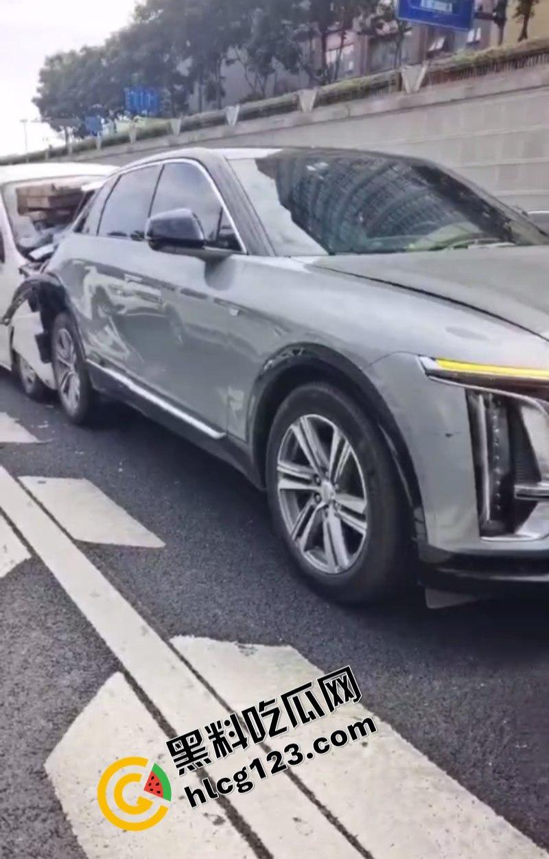 太惨了!面包车“人货混装”追尾,副驾驶女人没了!-7