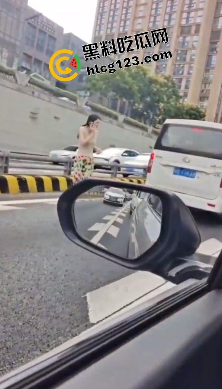 太惨了!面包车“人货混装”追尾,副驾驶女人没了!-8