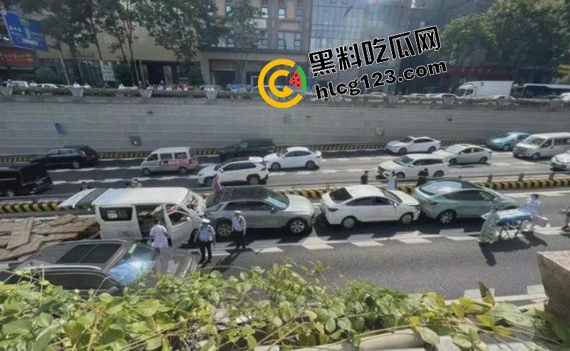 太惨了!面包车“人货混装”追尾,副驾驶女人没了!-9