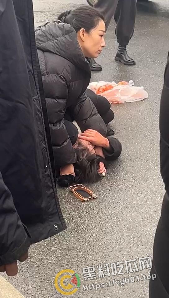 年少有为！河北定州美女当小三  被正房当街暴打 老男人就这么有魅力吗-2