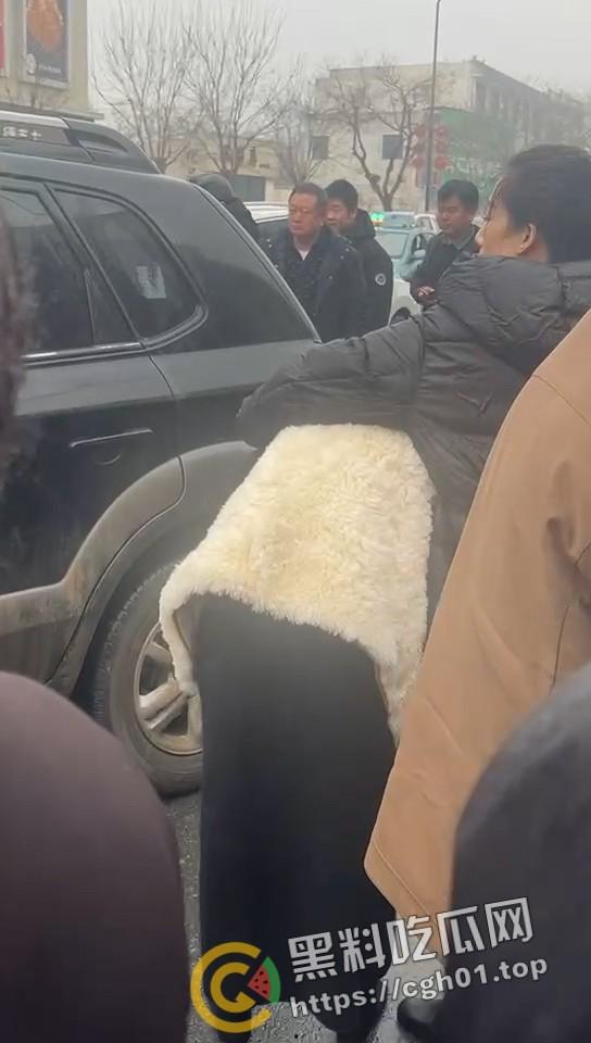 年少有为！河北定州美女当小三  被正房当街暴打 老男人就这么有魅力吗-4