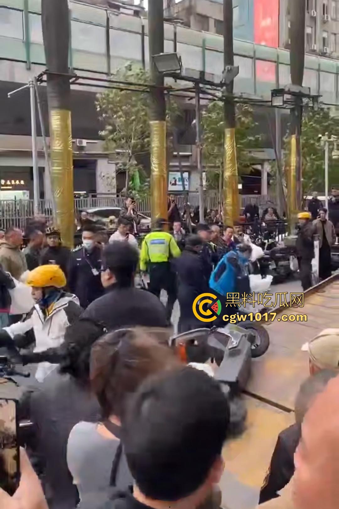 11月17日交警拖车引骑手强烈不满，外卖小哥怒砸电动车，多人拉扯互殴现场混乱，饿了么小哥直接吼警察！