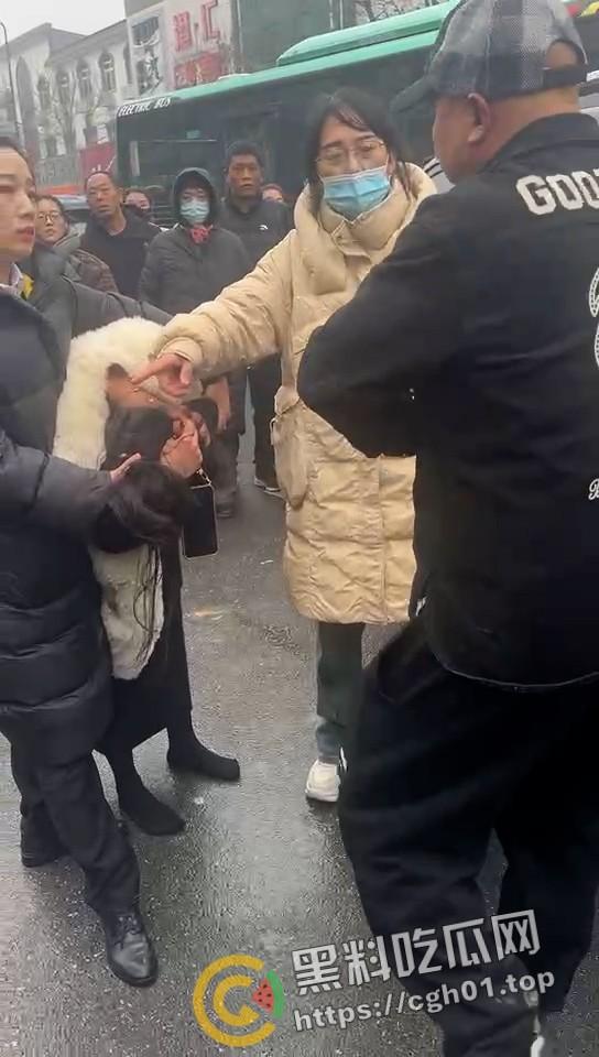 年少有为！河北定州美女当小三  被正房当街暴打 老男人就这么有魅力吗-6