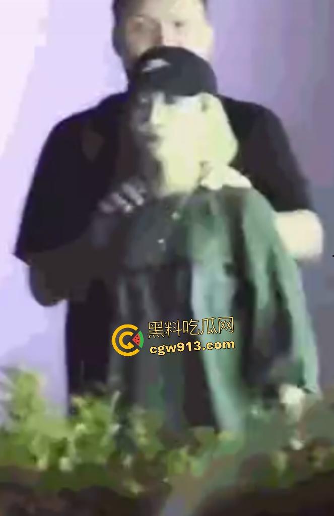 娱乐圈大瓜,车澈离婚原因曝光,街头和乃万亲热拥抱,疑似潜规则视频流出,rap圈玩的都这么猛?-3