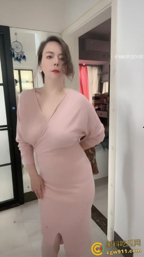 抖音极品大奶熟女网红【是媚姐吖】,坦克熟女女上骑乘,感觉坐的小伙有点难驾驭得住,吊钟巨乳操起来肯定爽 !-3