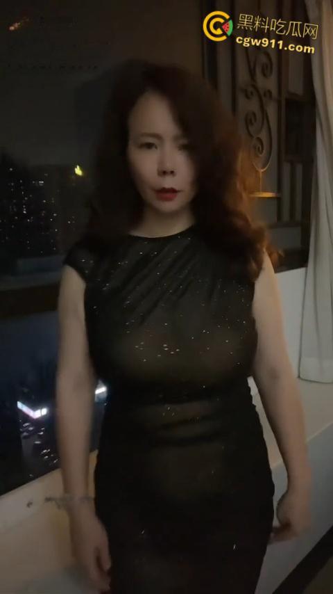 抖音极品大奶熟女网红【是媚姐吖】,坦克熟女女上骑乘,感觉坐的小伙有点难驾驭得住,吊钟巨乳操起来肯定爽 !-4