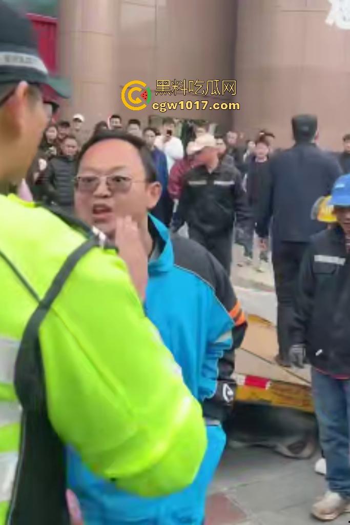 11月17日交警拖车引骑手强烈不满,外卖小哥怒砸电动车,多人拉扯互殴现场混乱,饿了么小哥直接吼警察!-7