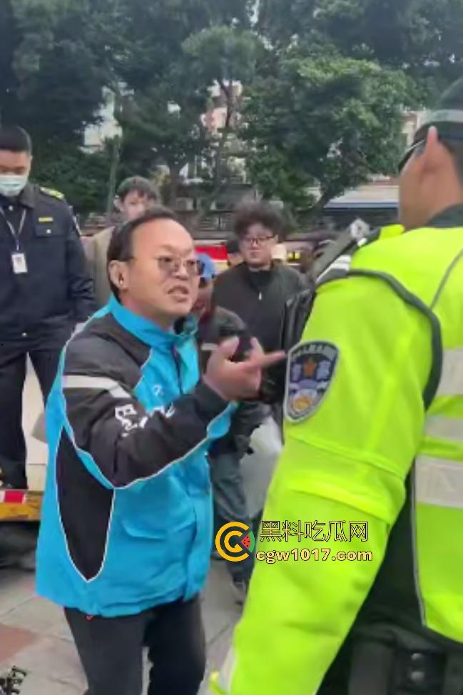 11月17日交警拖车引骑手强烈不满,外卖小哥怒砸电动车,多人拉扯互殴现场混乱,饿了么小哥直接吼警察!-8