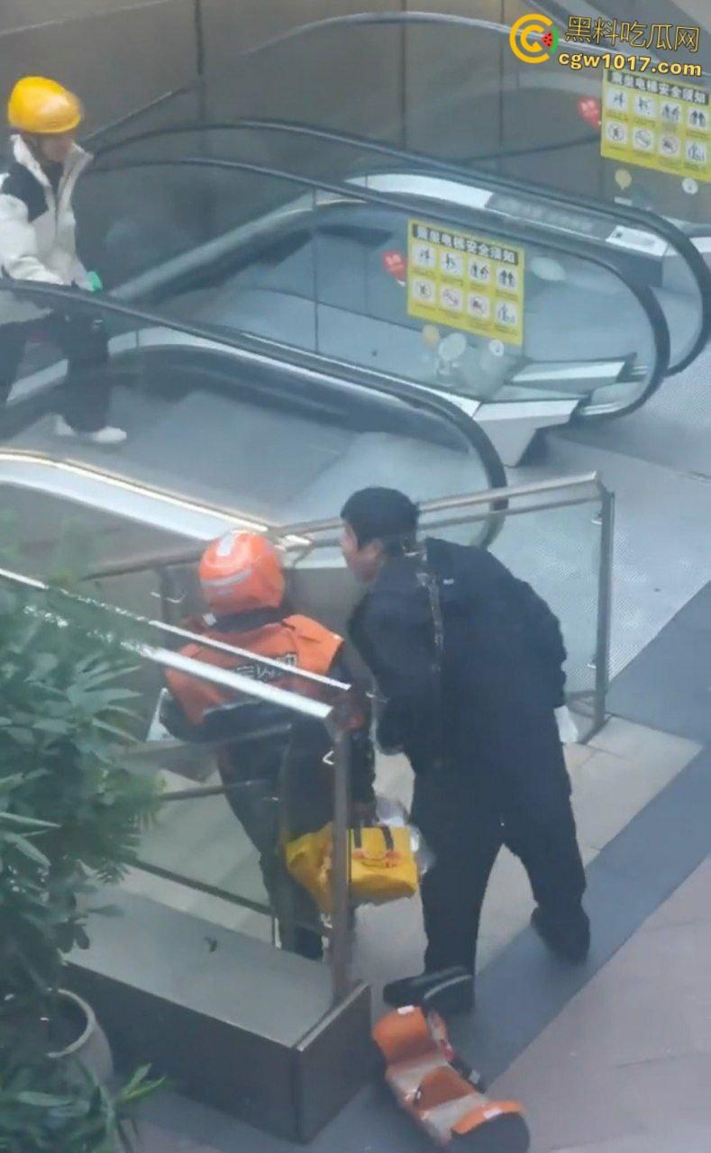 保安和外卖员商场爆发矛盾，真实上演君子动口不动手，互吐口水对峙互不退让，保安看他戴头盔就吐了就跑 ！