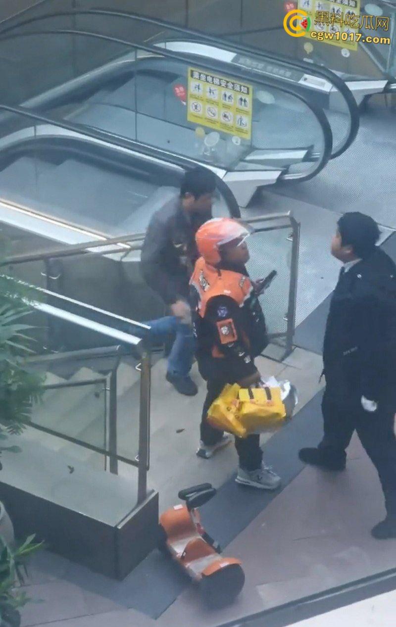 保安和外卖员商场爆发矛盾,真实上演君子动口不动手,互吐口水对峙互不退让,保安看他戴头盔就吐了就跑 !-3